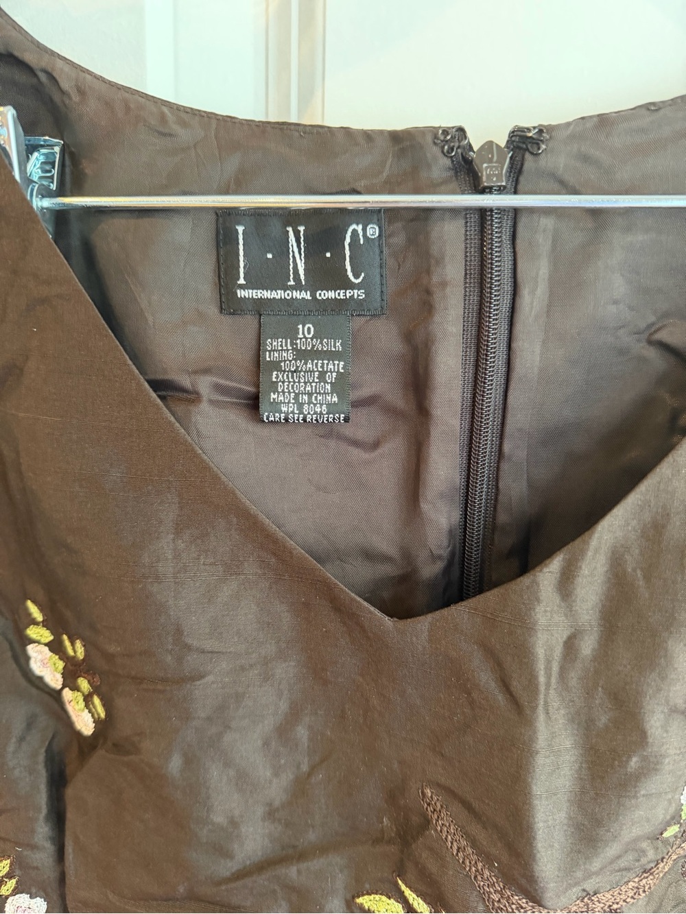 Gorgeous brown silk embroidered dress - Picture 3 of 5